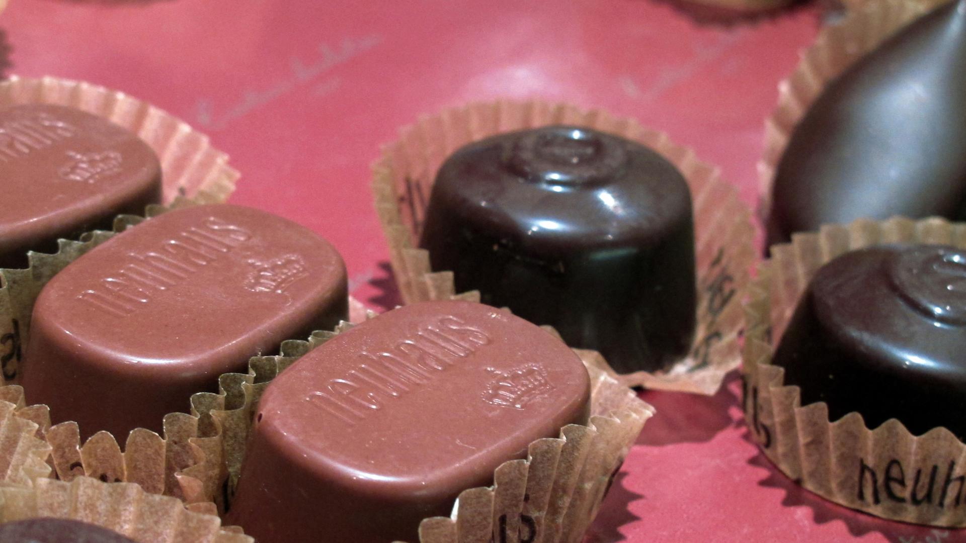 Pralinen liegen in einem Laden des belgischen Pralinen-Herstellers Neuhaus in Brüssel. Pralinen liegen in einem Laden des belgischen Pralinen-Herstellers Neuhaus in Brüssel.