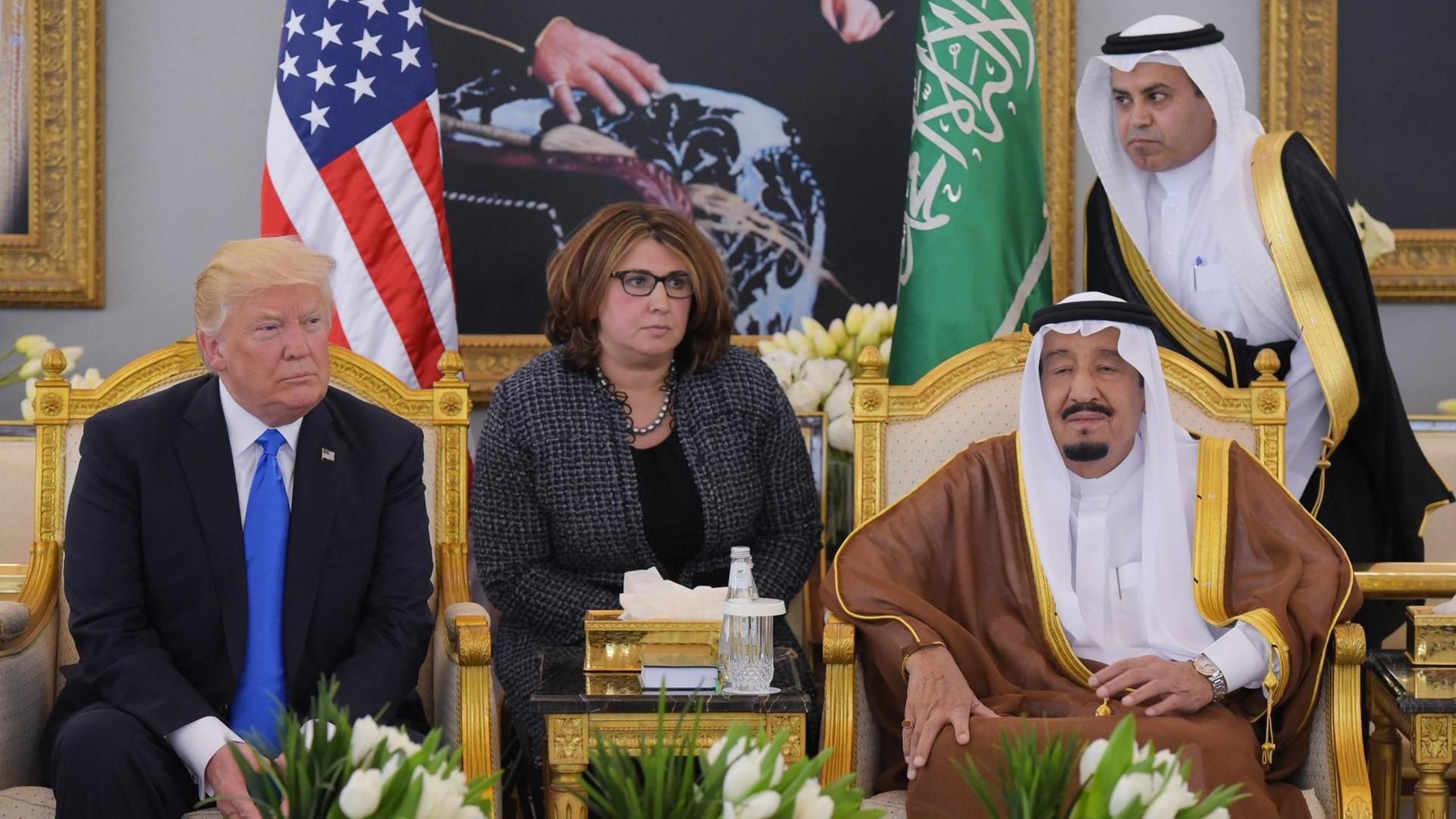 US-Präsident Donald Trump (li) trifft den den saudi-arabischen König Salman bin Abdulaziz al-Saud. US-Präsident Donald Trump (li) trifft den den saudi-arabischen König Salman bin Abdulaziz al-Saud.