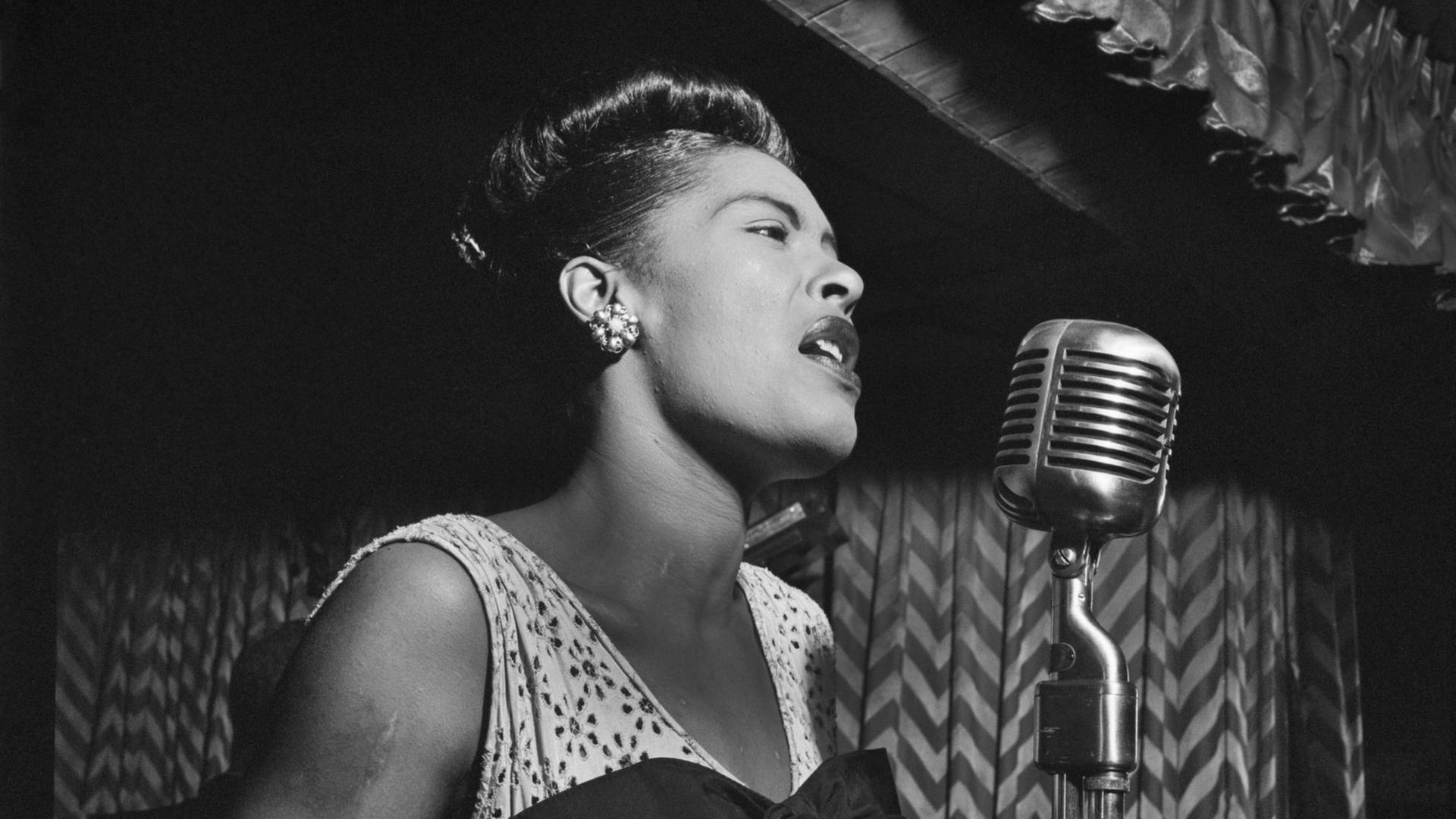 Billie Holiday im Halbporträt bei einem Auftritt im Jazz-Club Downbeat in New York City 1947. Billie Holiday im Halbporträt bei einem Auftritt im Jazz-Club Downbeat in New York City 1947.