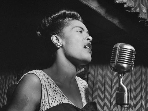 Billie Holiday im Halbporträt bei einem Auftritt im Jazz-Club Downbeat in New York City 1947.