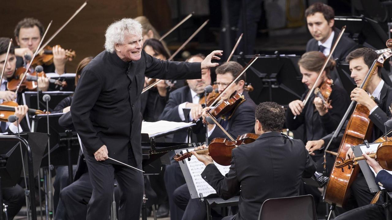 Sir Simon Rattle in der Berliner Waldbühne am 24.06.2018 bei seinem letzten Konzert als Chefdirigent der Berliner Philharmoniker Sir Simon Rattle in der Berliner Waldbühne am 24.06.2018 bei seinem letzten Konzert als Chefdirigent der Berliner Philharmoniker