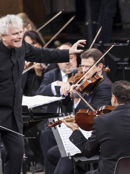 Sir Simon Rattle in der Berliner Waldbühne am 24.06.2018 bei seinem letzten Konzert als Chefdirigent der Berliner Philharmoniker