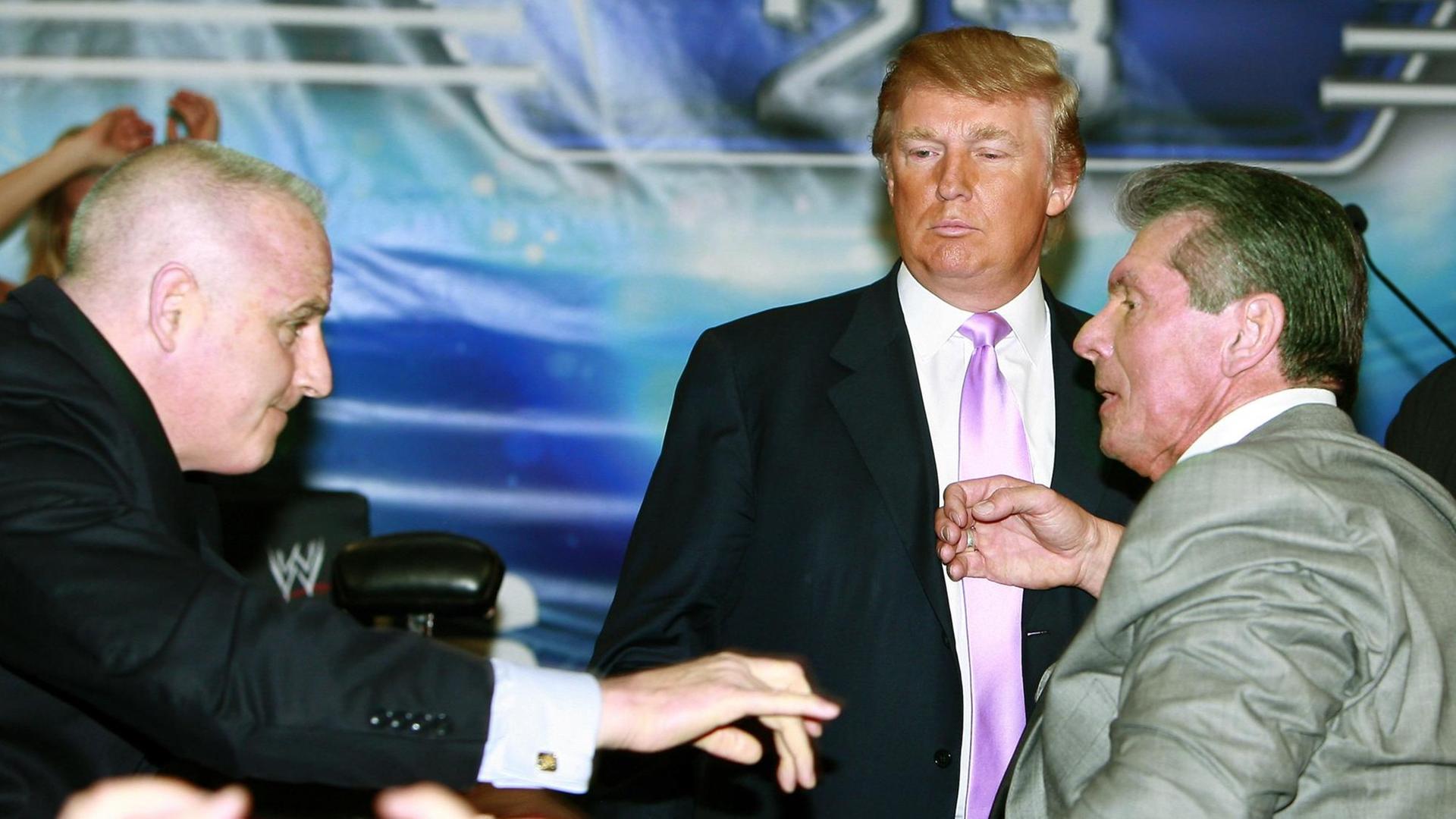 Pressekonferenz zum "Battle of the Billionaires" 2007 in New York: Im Wrestling-Kampf tritt US-Magnat Donald Trump gegen den Wrestler Bobby Lasley an.