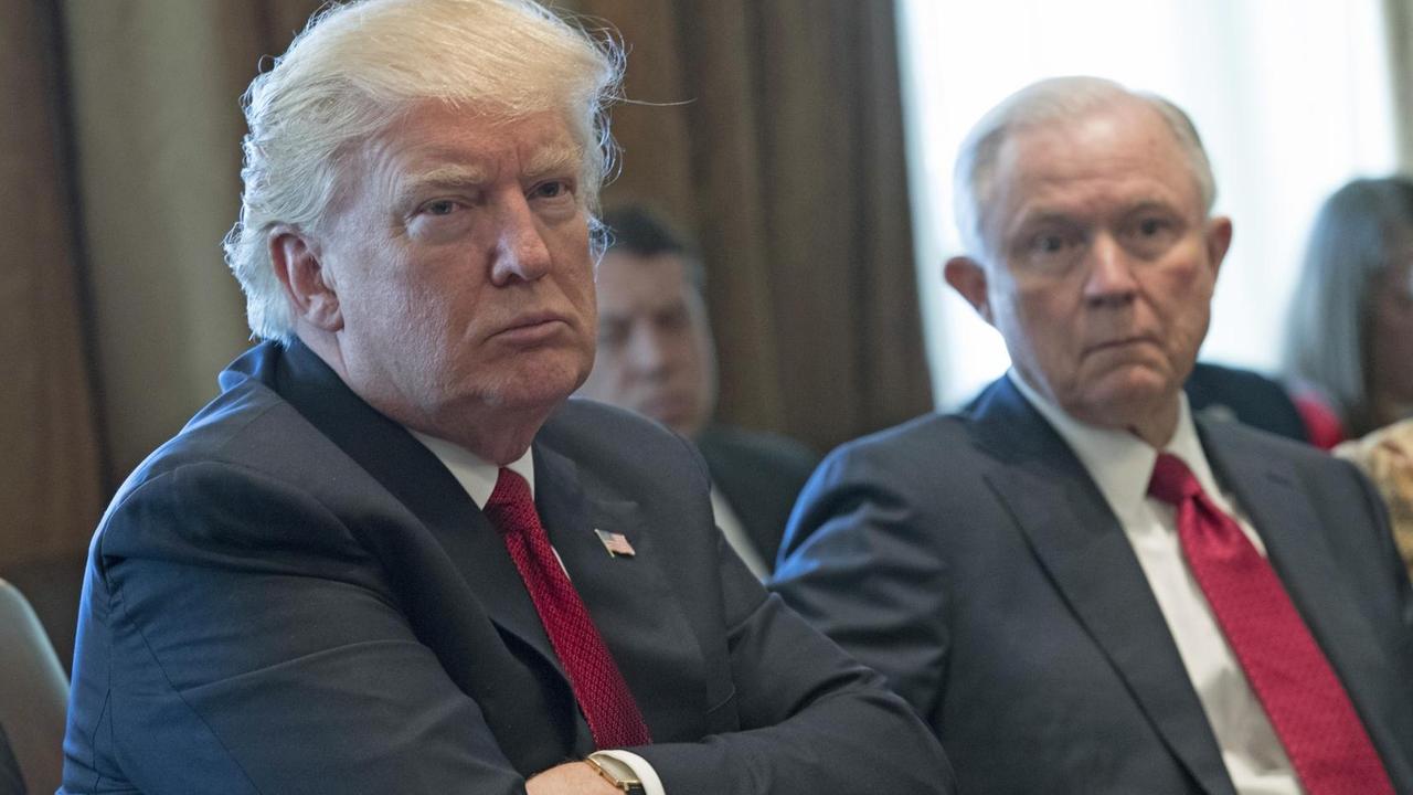 US-Präsident Donald Trump mit Justizminister Jeff Sessions im Weißen Haus US-Präsident Donald Trump mit Justizminister Jeff Sessions im Weißen Haus