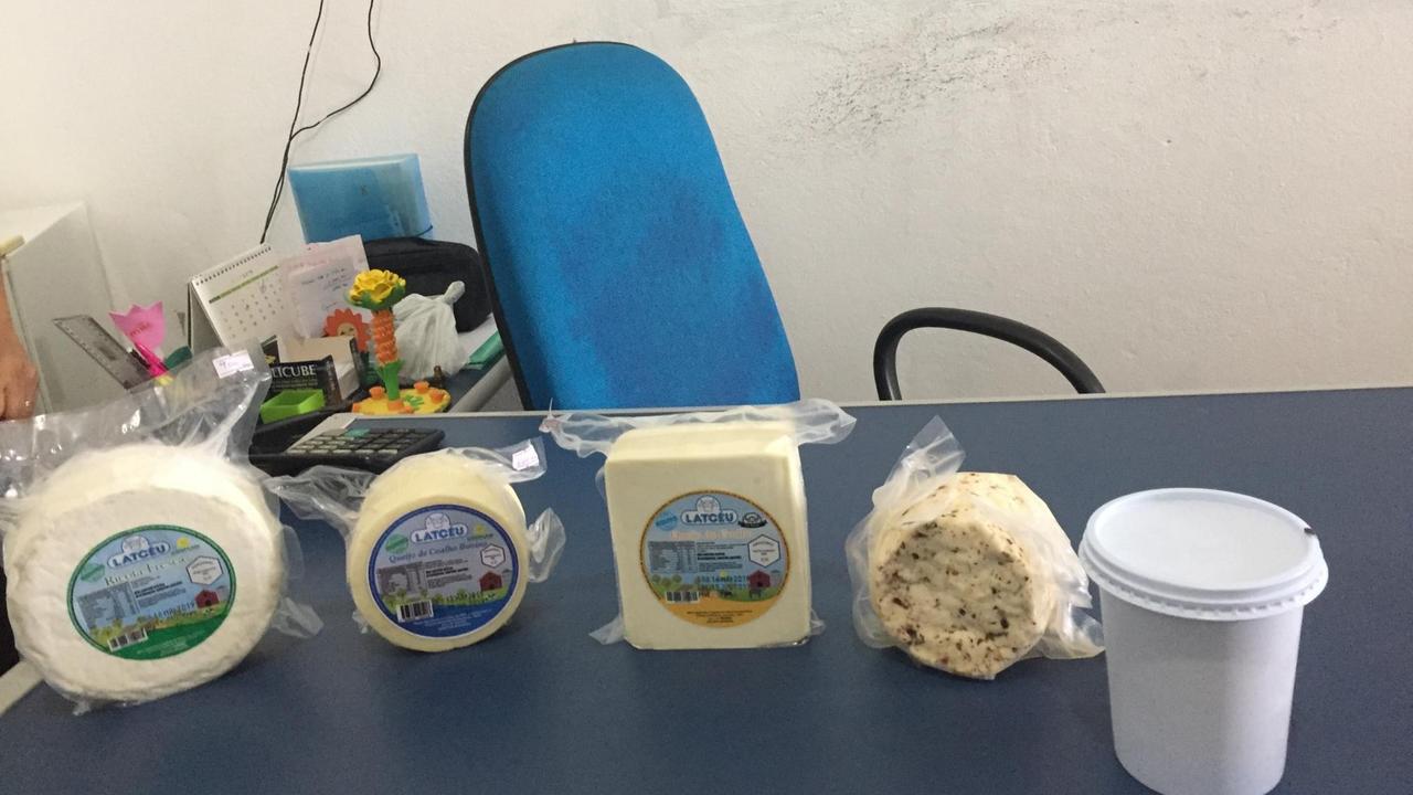 Vakuumverpackter Käse steht auf dem Tisch Vakuumverpackter Käse steht auf dem Tisch