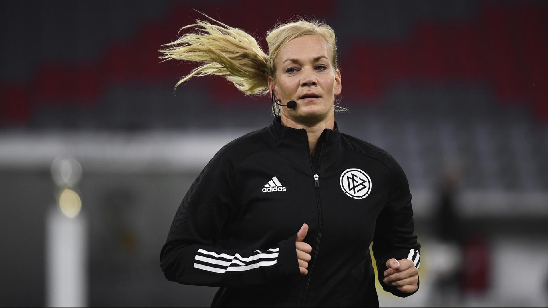 Die Schiedsrichterin Bibiana Steinhaus pfeift ihr letztes Bundesliga-Spiel. Die Schiedsrichterin Bibiana Steinhaus pfeift ihr letztes Bundesliga-Spiel.