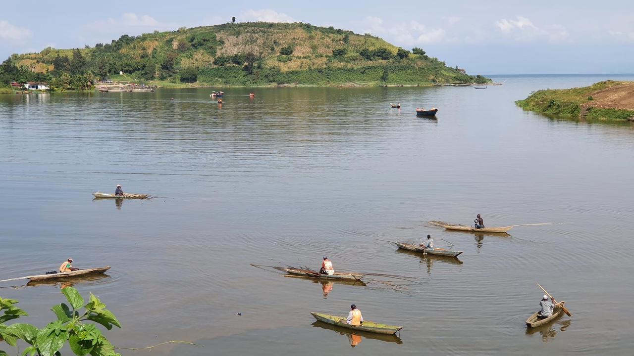 Fischer auf dem Kivu-See bei Gisenyi. In kleinen Ein-Mann-Booten fahren sie über den See. Fischer auf dem Kivu-See bei Gisenyi. In kleinen Ein-Mann-Booten fahren sie über den See.