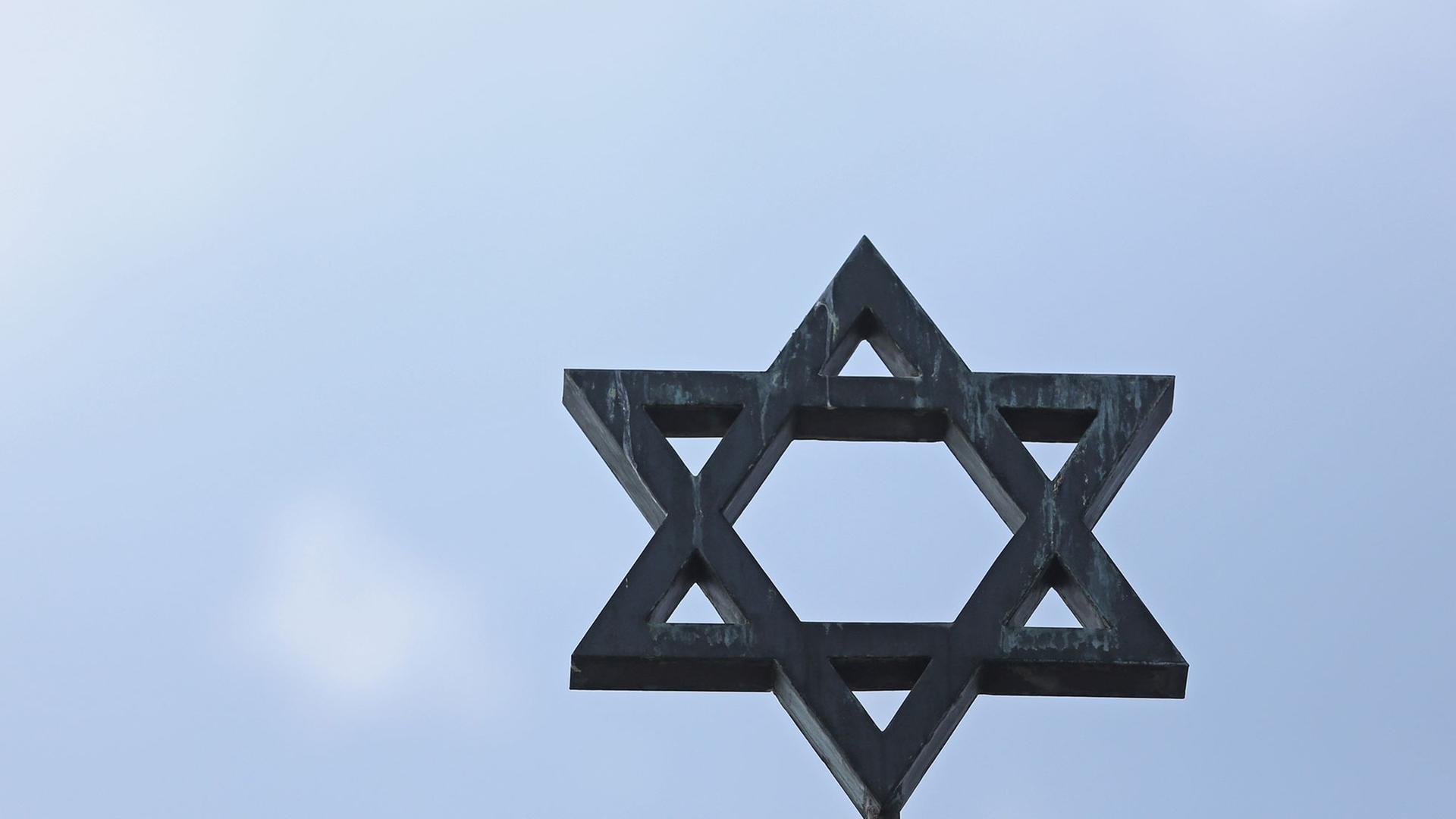 Ein Davidstern über einer Synagoge Ein Davidstern über einer Synagoge