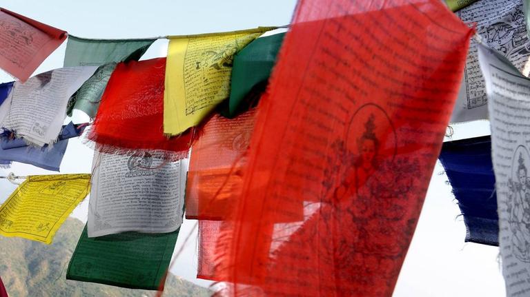 Tibetanische Gebetsfahnen vor Ausläufern des Himalya-Gebirges Tibetanische Gebetsfahnen vor Ausläufern des Himalya-Gebirges