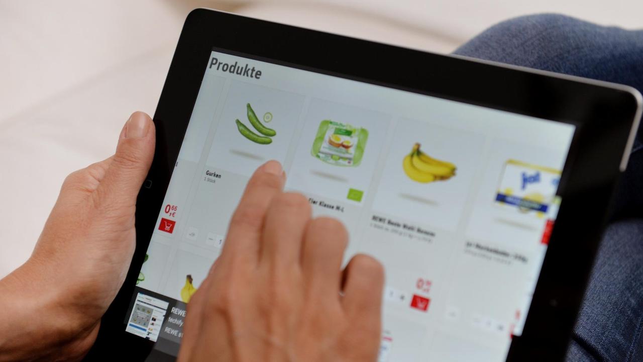 Eine junge Frau beim Online-Einkauf. Eine junge Frau beim Online-Einkauf.