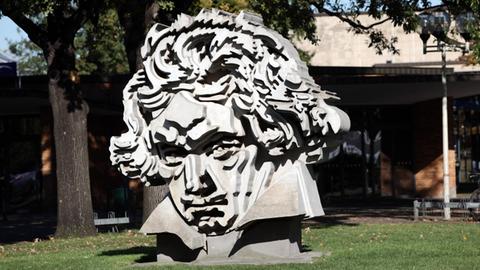 Beethoven-Skulptur vor der Beethovenhalle in Bonn
