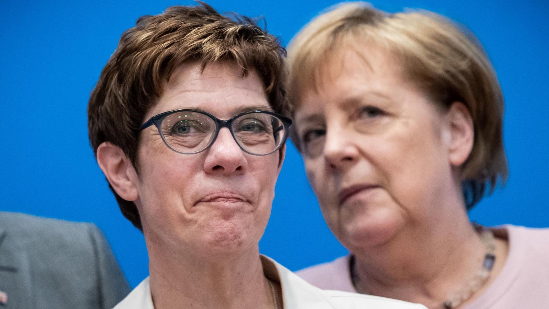 Annegret Kramp-Karrenbauer (l), Bundesvorsitzende der CDU, wartet neben Bundeskanzlerin Angela Merkel (CDU), auf den Beginn der Klausurtagung des CDU-Bundesvorstands Annegret Kramp-Karrenbauer (l), Bundesvorsitzende der CDU, wartet neben Bundeskanzlerin Angela Merkel (CDU), auf den Beginn der Klausurtagung des CDU-Bundesvorstands