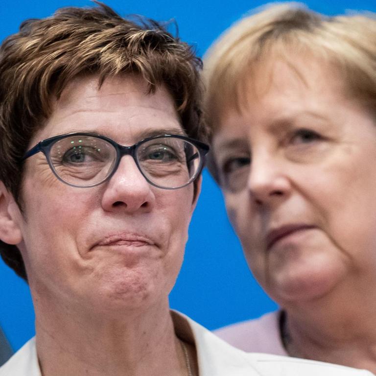 Annegret Kramp-Karrenbauer (l), Bundesvorsitzende der CDU, wartet neben Bundeskanzlerin Angela Merkel (CDU), auf den Beginn der Klausurtagung des CDU-Bundesvorstands