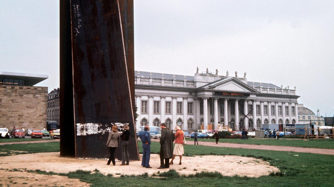 Blick auf die Stahlplastik "Terminal" des Amerikaners Richard Serra vor dem Kasseler Fredericianum während der 6. Documenta 1977.