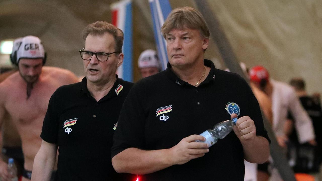 Uwe Brinkmann (l.) mit Wasserball-Bundestrainer Hagen Stamm Uwe Brinkmann (l.) mit Wasserball-Bundestrainer Hagen Stamm