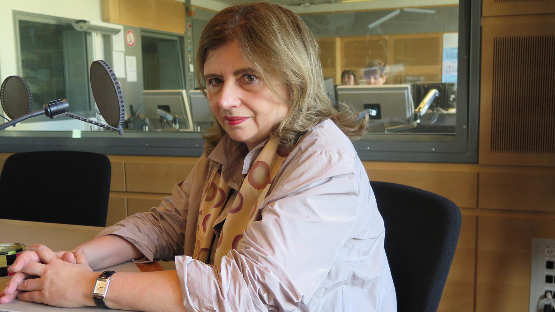 Die Schriftstellerin Sibylle Lewitscharoff zu Gast im Studio von Deutschlandradio Kultur. Die Schriftstellerin Sibylle Lewitscharoff zu Gast im Studio von Deutschlandradio Kultur.