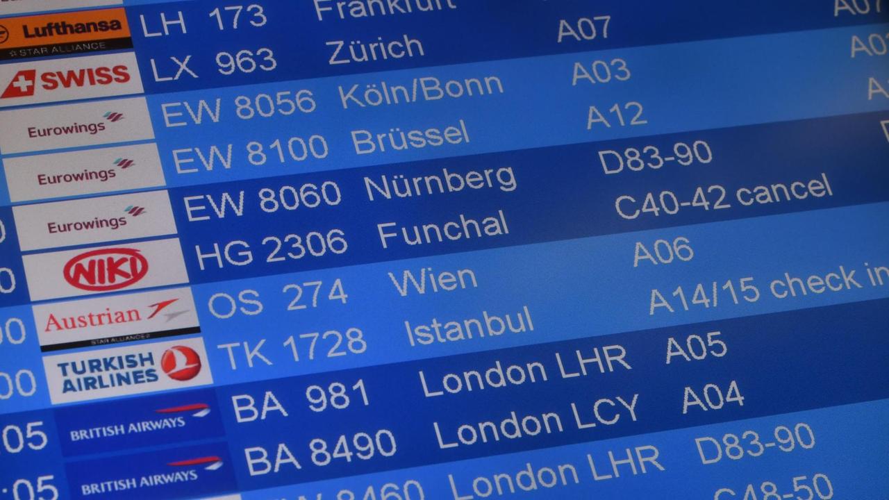 Auf der Anzeigentafel am Flughafen Tegel ist am 14.12.2017 in Berlin der Flug der Air-Berlin-Tochter Niki nach Funchal (Madeira) gestrichen.