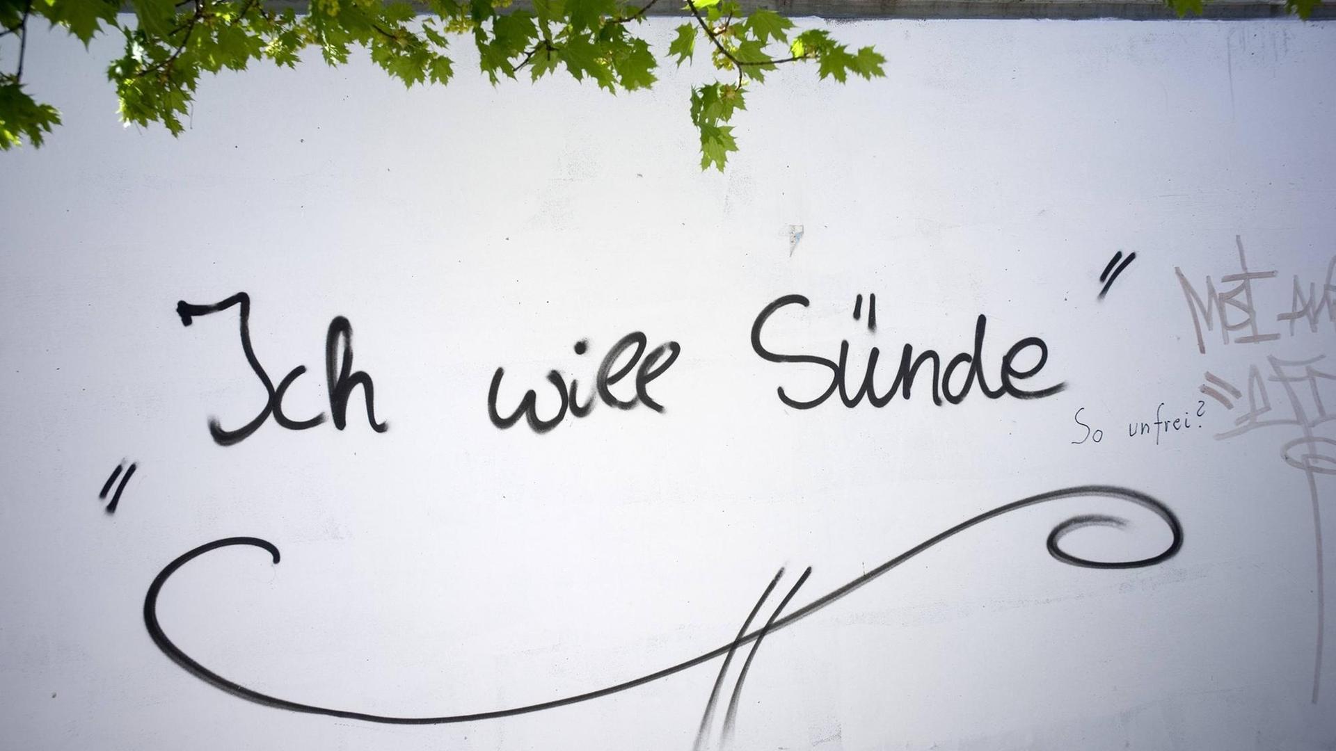 Der Schriftzug "Ich will Sünde!" ist auf eine Mauer gesprüht.
