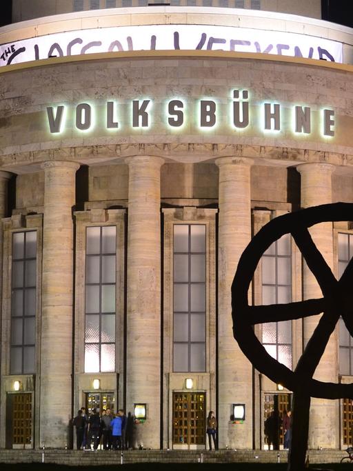 Von Scheinwerfern erleuchtet ist die Fassade des Theaters Die Volksbühne in Berlin