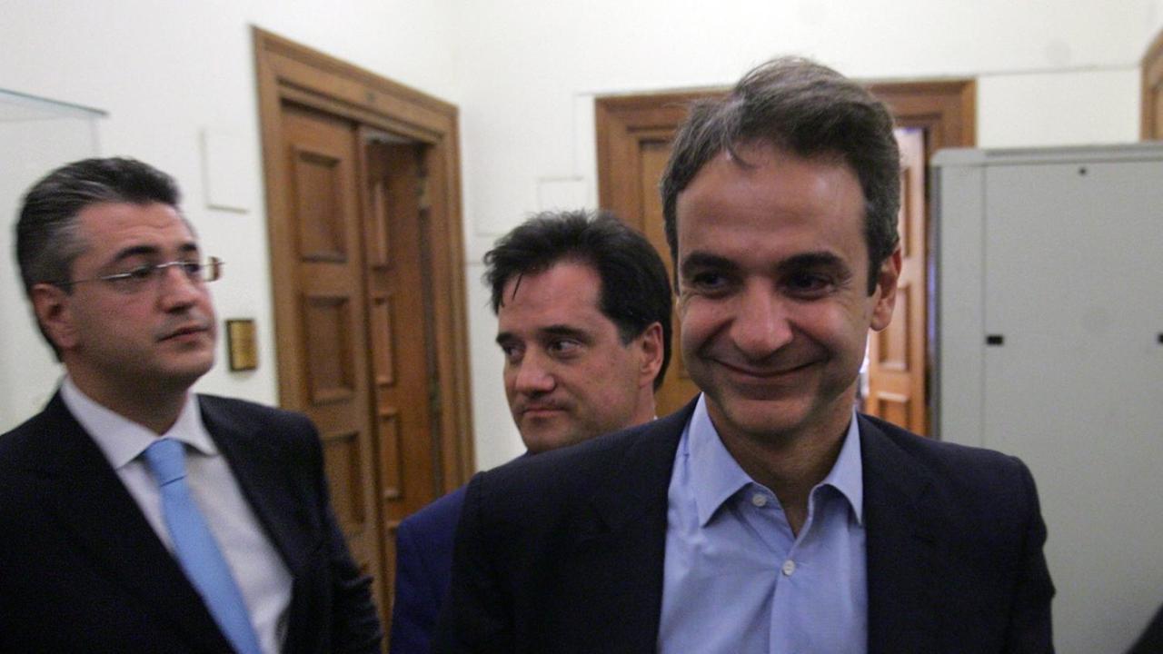 Zu sehen sind der neue Parteichef der Nea Dimokratia, Kyriakos Mitsotakis, und zwei weitere Politiker.