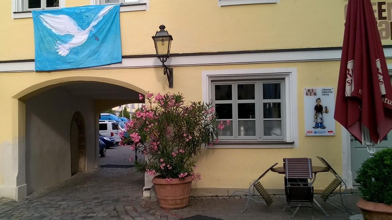 Durchgang zur Reitbahn in Ansbach: Einer der Fluchtwege, durch den die Gäste des Festivals "Ansbach Open" nach dem Anschlag evakuiert werden mussten. Durchgang zur Reitbahn in Ansbach: Einer der Fluchtwege, durch den die Gäste des Festivals "Ansbach Open" nach dem Anschlag evakuiert werden mussten.
