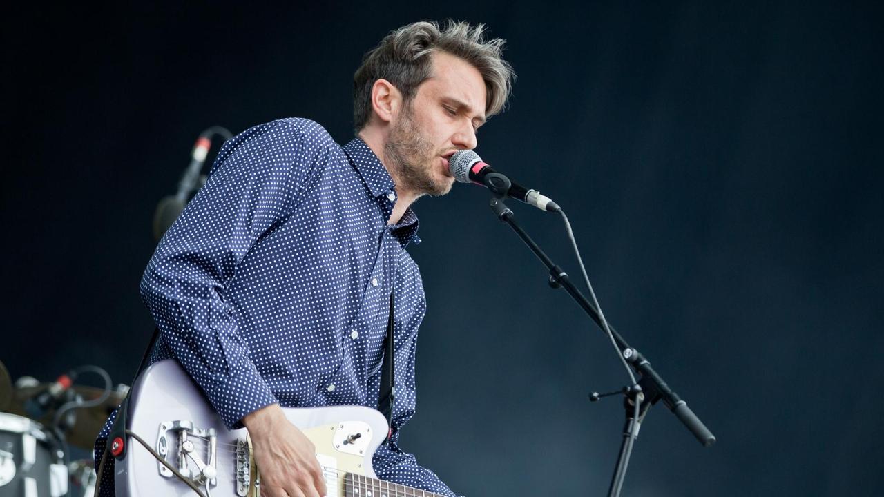 Der Frontmann der deutschen Band Tocotronic, Dirk von Lowtzow, steht am 07.06.2013 in Nürnberg (Bayern) beim Musikfestival "Rock im Park" auf der Bühne.