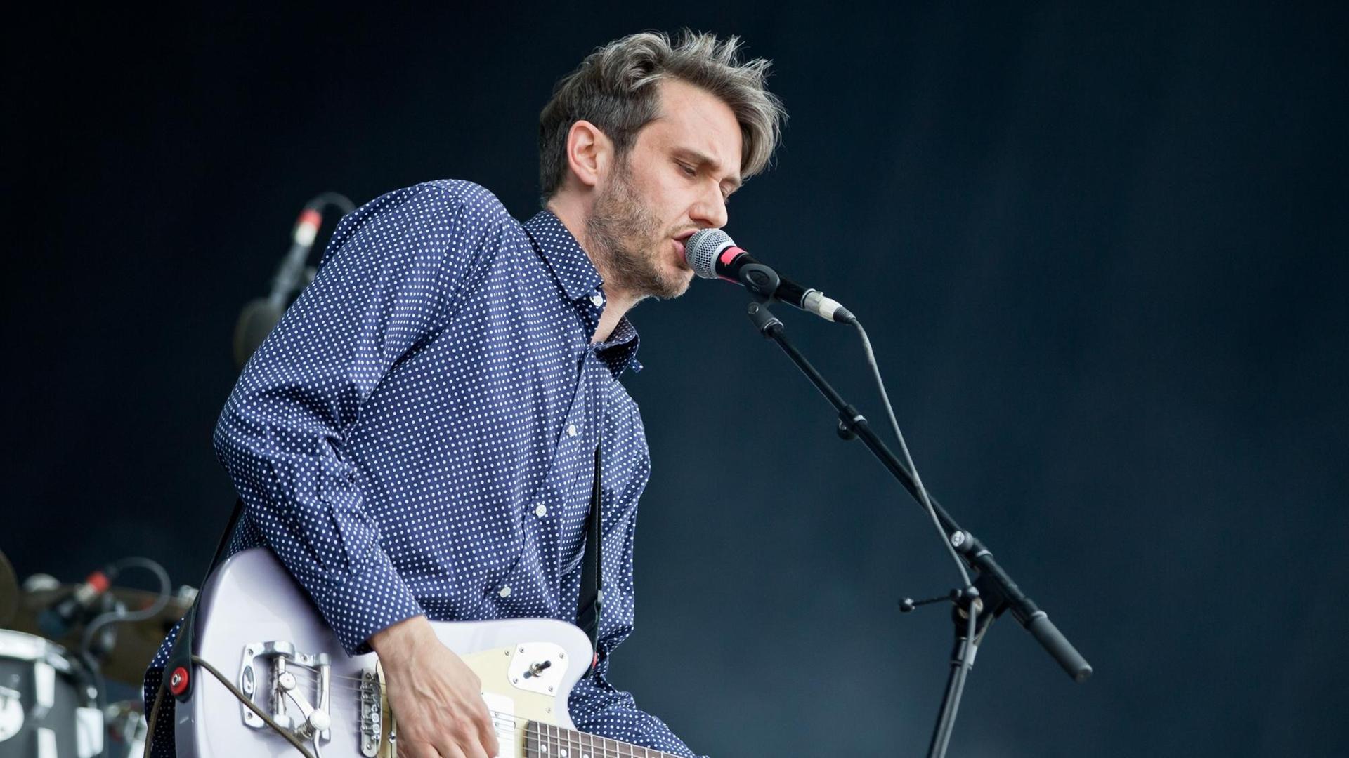 Der Frontmann der deutschen Band Tocotronic, Dirk von Lowtzow, steht am 07.06.2013 in Nürnberg (Bayern) beim Musikfestival "Rock im Park" auf der Bühne. Der Frontmann der deutschen Band Tocotronic, Dirk von Lowtzow, steht am 07.06.2013 in Nürnberg (Bayern) beim Musikfestival "Rock im Park" auf der Bühne.