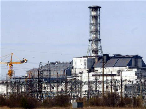 Blick auf die von einem Sarkophag umhüllte Reaktoranlage in Tschernobyl. Blick auf die von einem Sarkophag umhüllte Reaktoranlage in Tschernobyl.