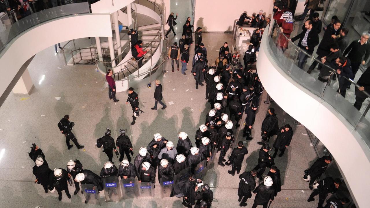Polizisten stürmen das Redaktionsgebäiude in Istanbul