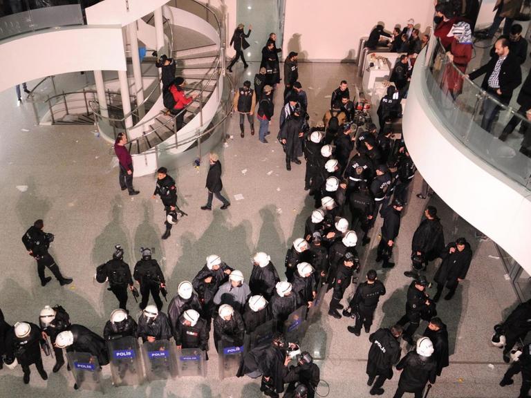 Polizisten stürmen das Redaktionsgebäiude in Istanbul