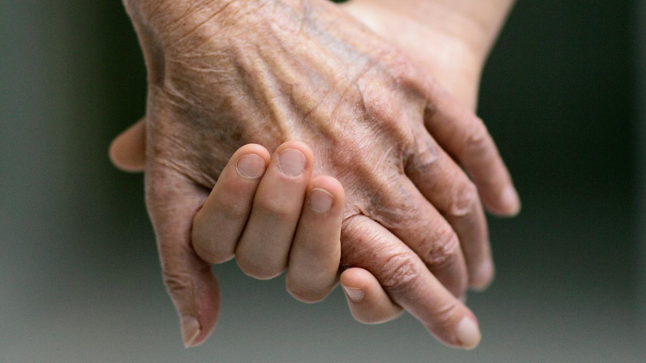 Zwei Hände halten sich gegenseitig. Zwei Hände halten sich gegenseitig.