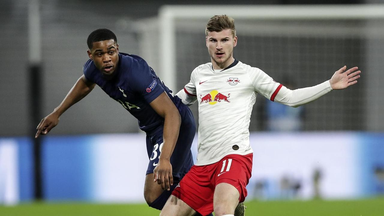 Das Foto zeigt Timo Werner (RB Leipzig) im Zweikampf gegen Japhet Tanganga (Tottenham Hotspur). Das Foto zeigt Timo Werner (RB Leipzig) im Zweikampf gegen Japhet Tanganga (Tottenham Hotspur).