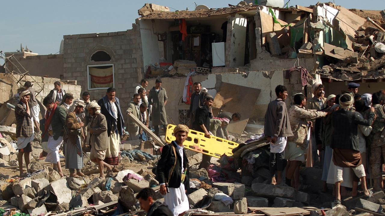 Jemeniten suchen bei Sanaa nach Überlebenden in den Trümmern eines von Saudi-Arabien angegriffenen Hauses. Jemeniten suchen bei Sanaa nach Überlebenden in den Trümmern eines von Saudi-Arabien angegriffenen Hauses.