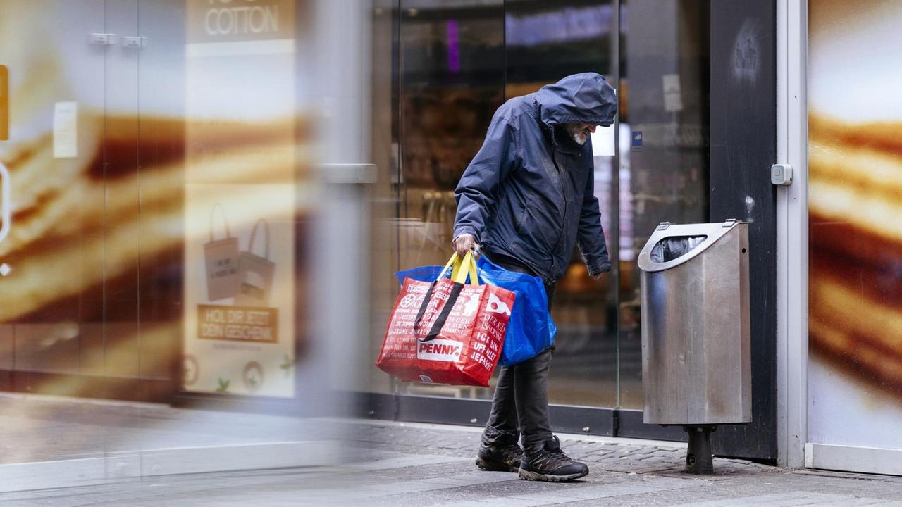 Ein Obdachloser sammelt Flaschen in der Kölner Innenstadt, Ende März 2020 | Verwendung weltweit Ein Obdachloser sammelt Flaschen in der Kölner Innenstadt, Ende März 2020 | Verwendung weltweit