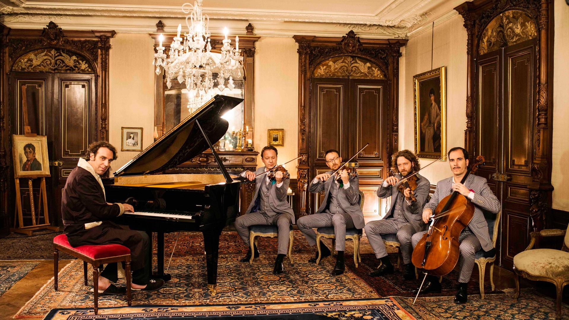 Chilly Gonzales im Bademantel am Konzertflügel, begleitet von den Musikern des "Kaiser Quartetts" Chilly Gonzales im Bademantel am Konzertflügel, begleitet von den Musikern des "Kaiser Quartetts"