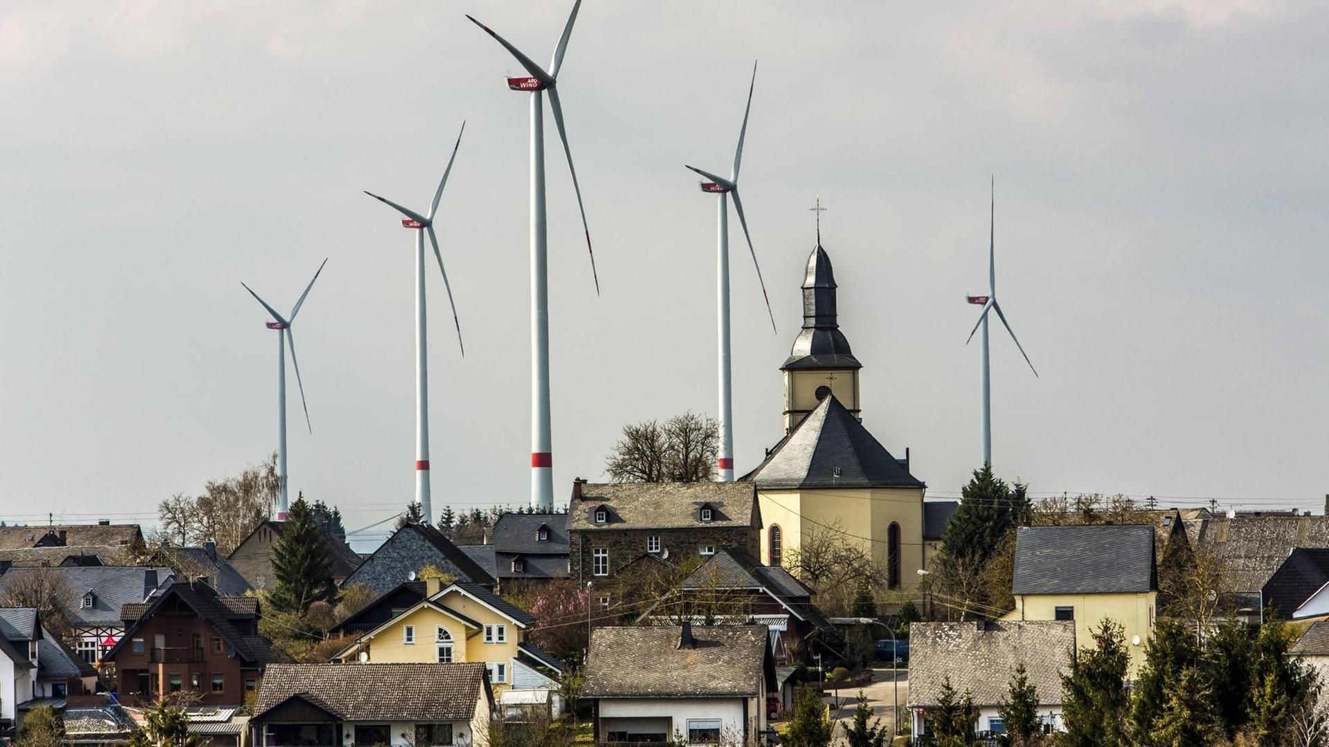 Der Ort Mörsdorf im Rhein-Hunsrück-Kreis mit der katholischen Kirche und hinter dem Ort fünf Windenergieanlagen. Der Ort Mörsdorf im Rhein-Hunsrück-Kreis mit der katholischen Kirche und hinter dem Ort fünf Windenergieanlagen.