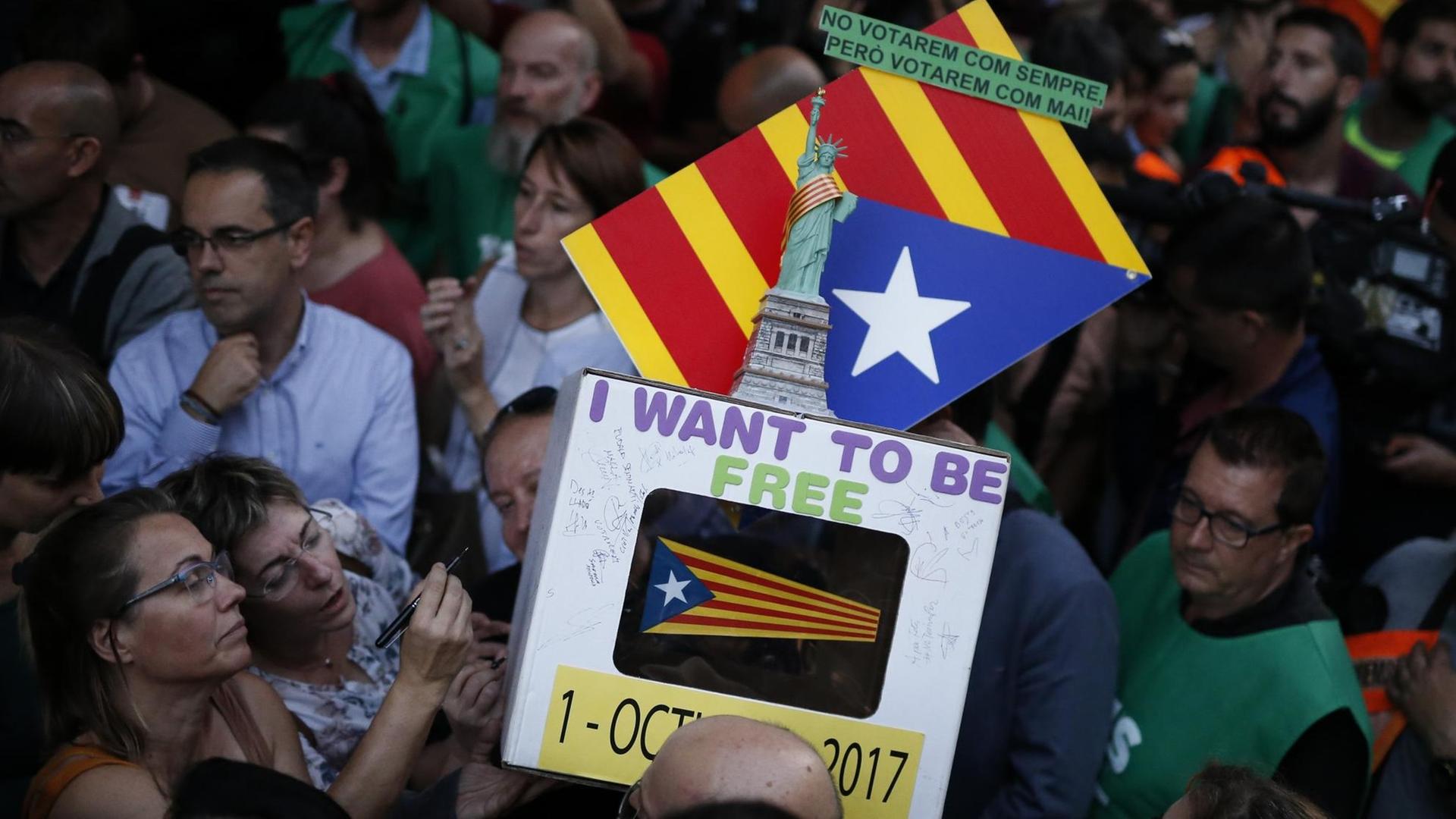 Protestmarsch in Barcelona am 20.09.2017 für ein Referendum zur Unabhängikeit Kataloniens. Demonstranten tragen eine symbolische Wahlurne mit der Aufschrift "I want to be free" Protestmarsch in Barcelona am 20.09.2017 für ein Referendum zur Unabhängikeit Kataloniens. Demonstranten tragen eine symbolische Wahlurne mit der Aufschrift "I want to be free"