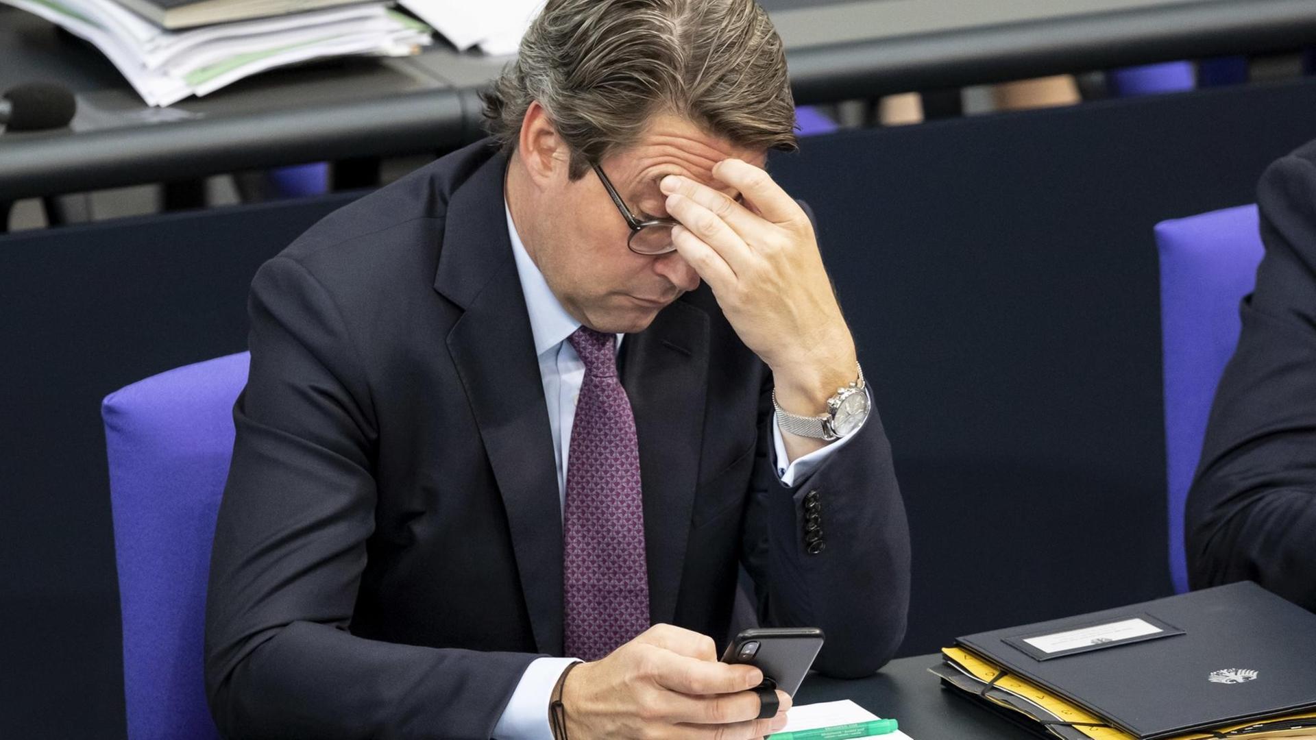 Bundesverkehrsminister Andreas Scheuer (CSU) bei der Beratung des Etats vom Bundesministerium für Verkehr und digitale Infrastruktur im Deutschen Bundestag Bundesverkehrsminister Andreas Scheuer (CSU) bei der Beratung des Etats vom Bundesministerium für Verkehr und digitale Infrastruktur im Deutschen Bundestag