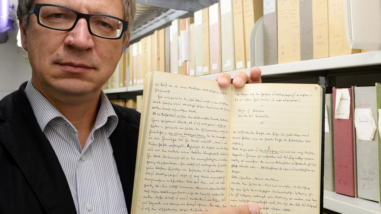 Ulrich von Bülow, der Leiter Handschriftenabteilung im Deutschen Literaturarchiv in Marbach, zeigt ein Schwarzes Heft des Philosophen Martin Heidegger. Die Einrichtung in Marbach am Neckar bei Stuttgart archiviert und verwaltet den Nachlass Heideggers. Ulrich von Bülow, der Leiter Handschriftenabteilung im Deutschen Literaturarchiv in Marbach, zeigt ein Schwarzes Heft des Philosophen Martin Heidegger. Die Einrichtung in Marbach am Neckar bei Stuttgart archiviert und verwaltet den Nachlass Heideggers.