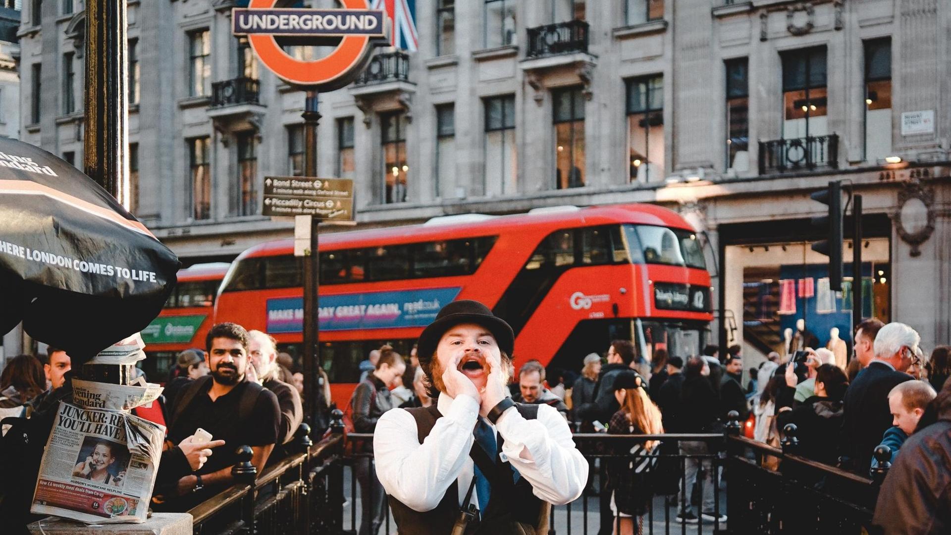 Zahlreiche Menschen auf einem Platz in London. Zahlreiche Menschen auf einem Platz in London.