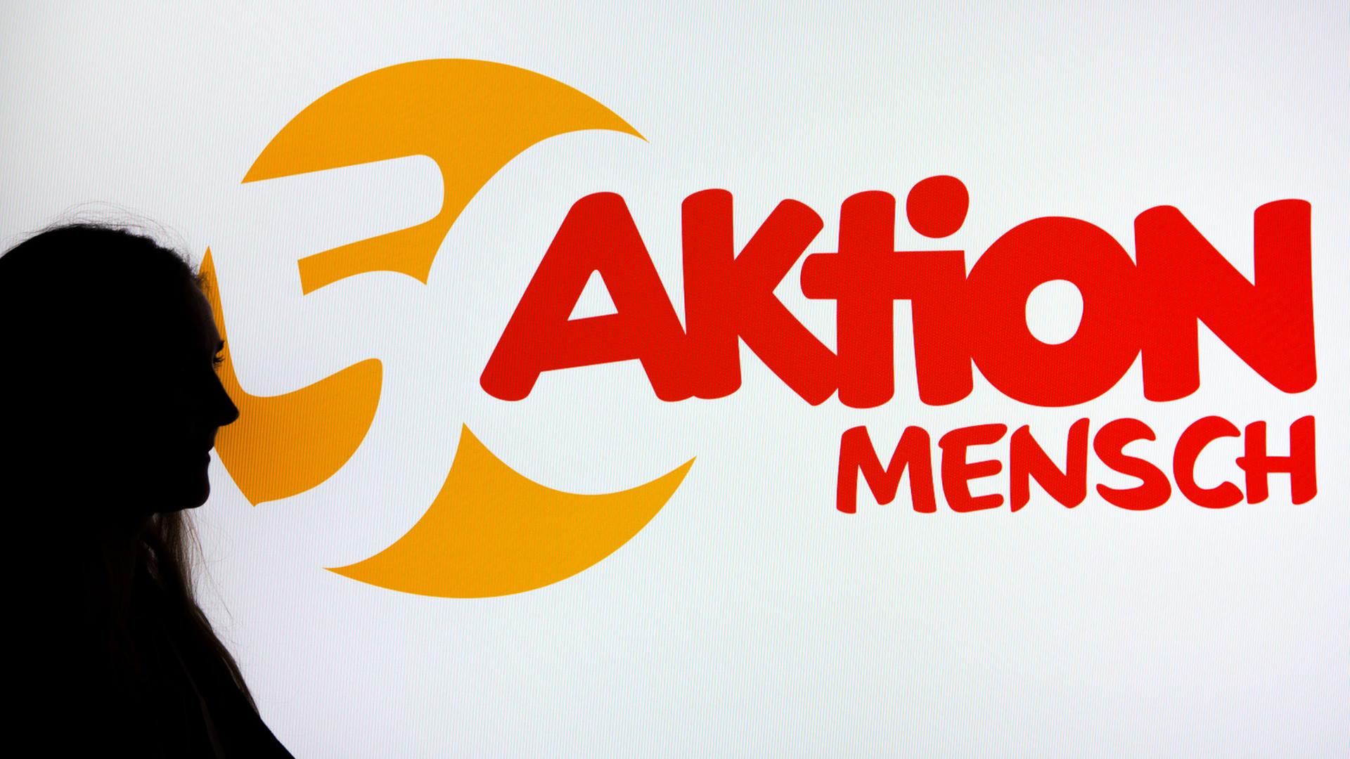 Eine Frau geht am 07.10.2014 auf der Veranstaltung "50 Jahre Aktion Mensch" in Berlin am Jubiläums-Logo von "Aktion Mensch" vorbei. Eine Frau geht am 07.10.2014 auf der Veranstaltung "50 Jahre Aktion Mensch" in Berlin am Jubiläums-Logo von "Aktion Mensch" vorbei.