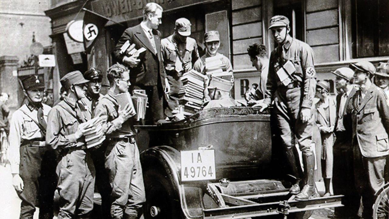 Nationalsozialisten sammeln Bücher für die Bücherverbrennung 1933. Nationalsozialisten sammeln Bücher für die Bücherverbrennung 1933.