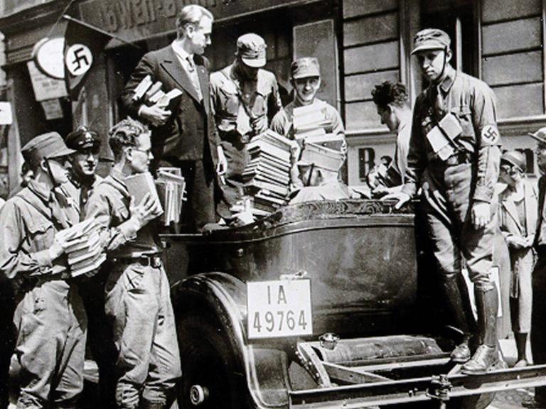 Nationalsozialisten sammeln Bücher für die Bücherverbrennung 1933.