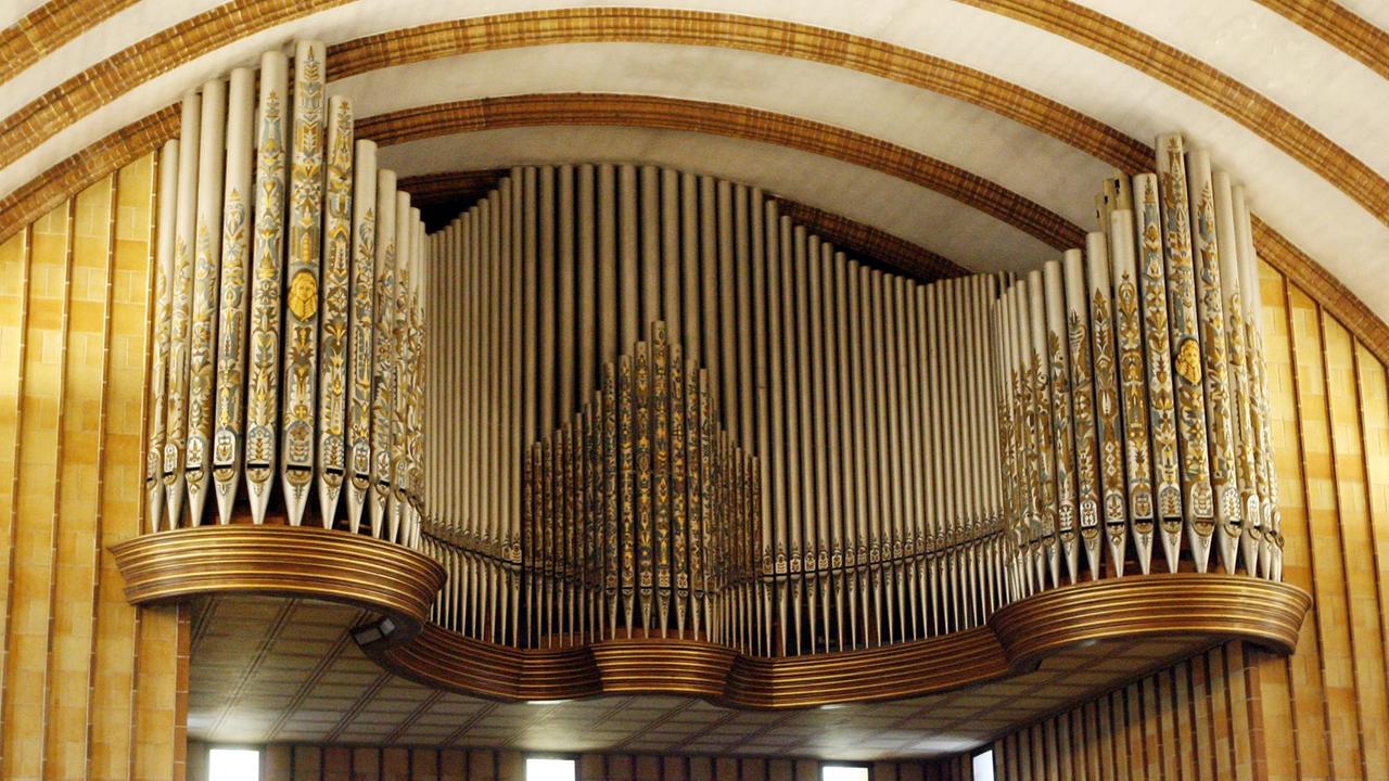 Die Orgel im Innenraum der Martin-Luther-Gedächtniskirche an der Tempelhofer Rathausstrasse in Berlin, aufgenommen am 23.02.2006. Der 1935 fertiggestellte Bau gilt wegen seiner zahlreichen nationalsozialistischen Symbole im Inneren als einzigartig in Deutschland. Foto: Bernd Settnik +++(c) dpa - Report+++ | Verwendung weltweit Die Orgel im Innenraum der Martin-Luther-Gedächtniskirche an der Tempelhofer Rathausstrasse in Berlin, aufgenommen am 23.02.2006. Der 1935 fertiggestellte Bau gilt wegen seiner zahlreichen nationalsozialistischen Symbole im Inneren als einzigartig in Deutschland. Foto: Bernd Settnik +++(c) dpa - Report+++ | Verwendung weltweit
