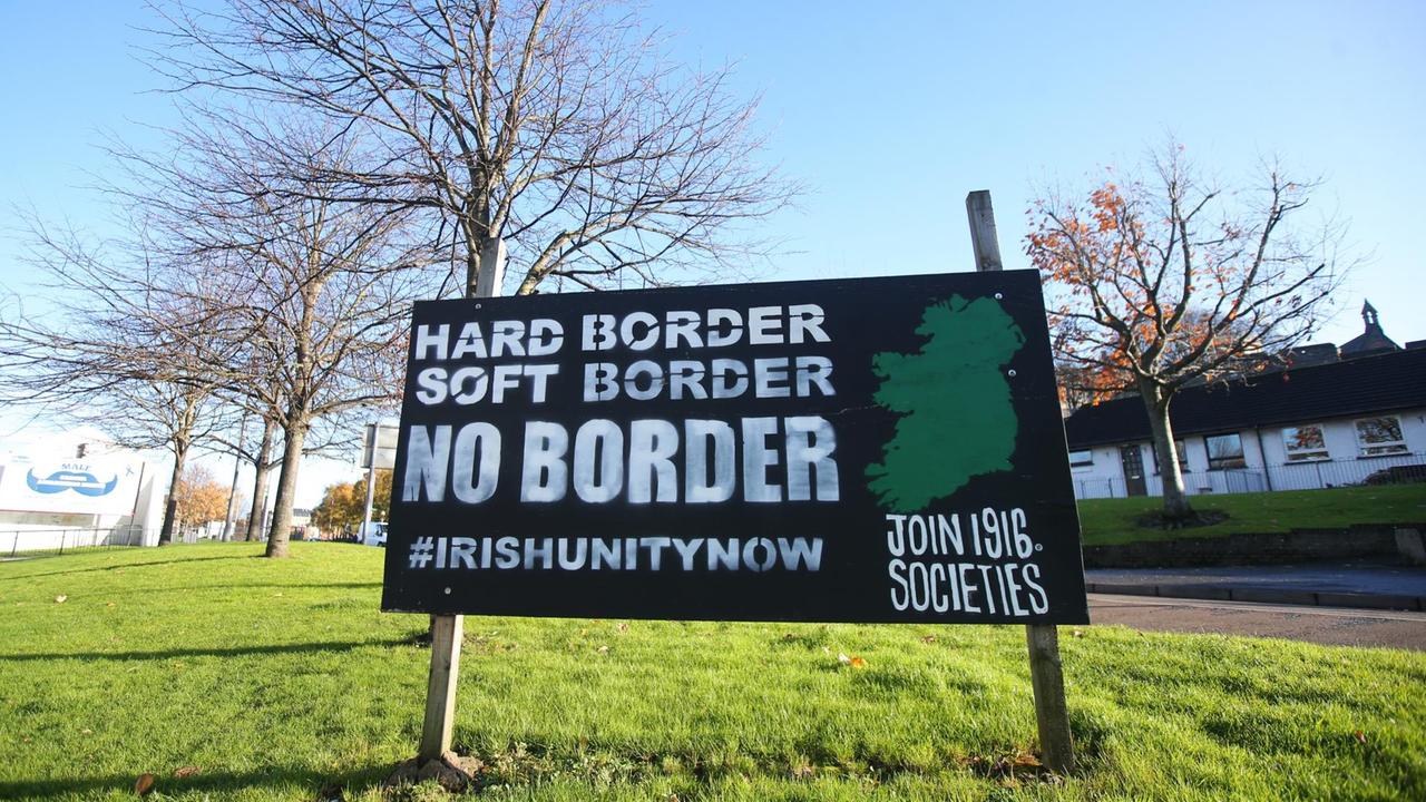 Der Slogan "Hard Border - Soft Border - No Border - #irishunitynow" steht auf einem Schild, mit dem gegen eine Grenze zwischen Nordirland und der Republik Irland protestiert wird. Der Slogan "Hard Border - Soft Border - No Border - #irishunitynow" steht auf einem Schild, mit dem gegen eine Grenze zwischen Nordirland und der Republik Irland protestiert wird.