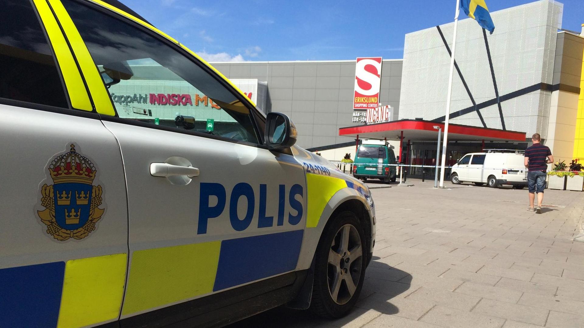 Mobilphone-Aufnahme nach einer Messerattacke im Möbelkaus Ikea in Vasteras/Schweden am 10.08.15. Ein Polizeiwagen steht vor dem Gebäude. AFP PHOTO / TT NEWS AGENCY / PETER KRUGER Mobilphone-Aufnahme nach einer Messerattacke im Möbelkaus Ikea in Vasteras/Schweden am 10.08.15. Ein Polizeiwagen steht vor dem Gebäude. AFP PHOTO / TT NEWS AGENCY / PETER KRUGER