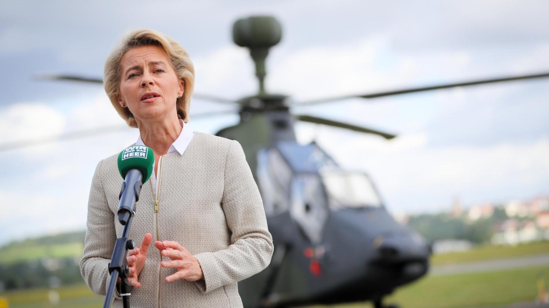 Bundesverteidigungsministerin Ursula von der Leyen (CDU) spricht in Fritzlar (Hessen) vor einem Kampfhubschrauber vom Typ Tiger zu den Medienvertretern. Bundesverteidigungsministerin Ursula von der Leyen (CDU) spricht in Fritzlar (Hessen) vor einem Kampfhubschrauber vom Typ Tiger zu den Medienvertretern.