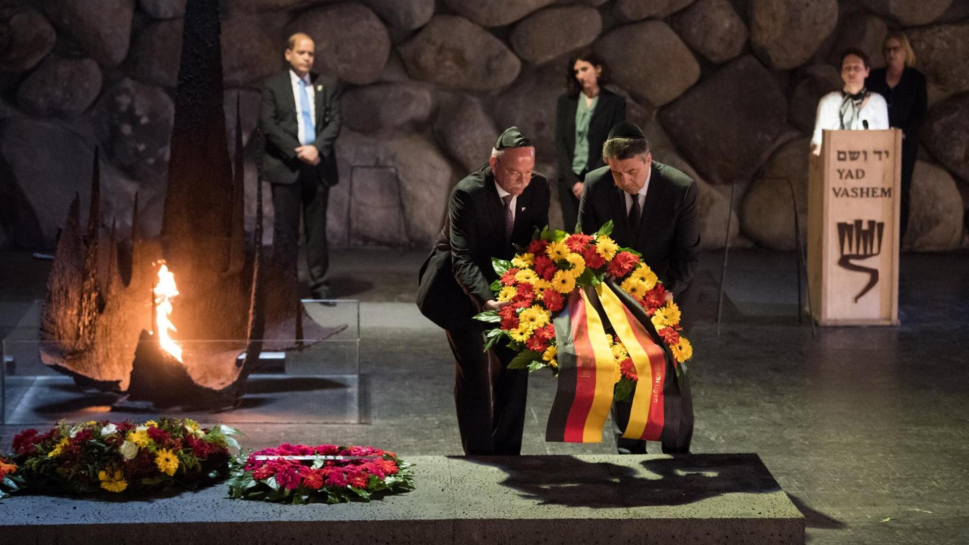 Bundesaußenminister Sigmar Gabriel (r, SPD) besucht am 24.04.2017 die Holocaust-Gedenkstätte Yad Vashem in Jerusalem in Israel und legt dort zusammen mit dem deutschen Botschafter Clemens von Goetze einen Kranz nieder.