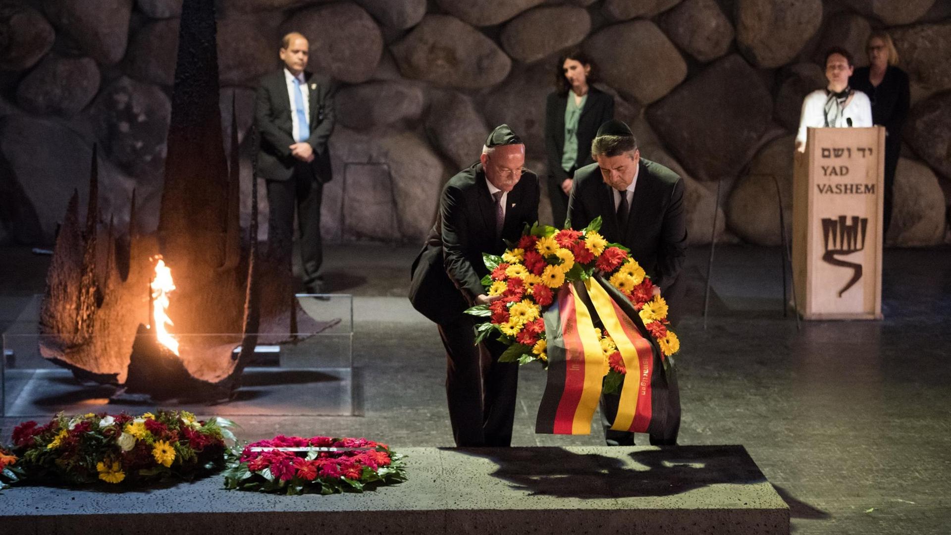 Bundesaußenminister Sigmar Gabriel (r, SPD) besucht am 24.04.2017 die Holocaust-Gedenkstätte Yad Vashem in Jerusalem in Israel und legt dort zusammen mit dem deutschen Botschafter Clemens von Goetze einen Kranz nieder. Bundesaußenminister Sigmar Gabriel (r, SPD) besucht am 24.04.2017 die Holocaust-Gedenkstätte Yad Vashem in Jerusalem in Israel und legt dort zusammen mit dem deutschen Botschafter Clemens von Goetze einen Kranz nieder.