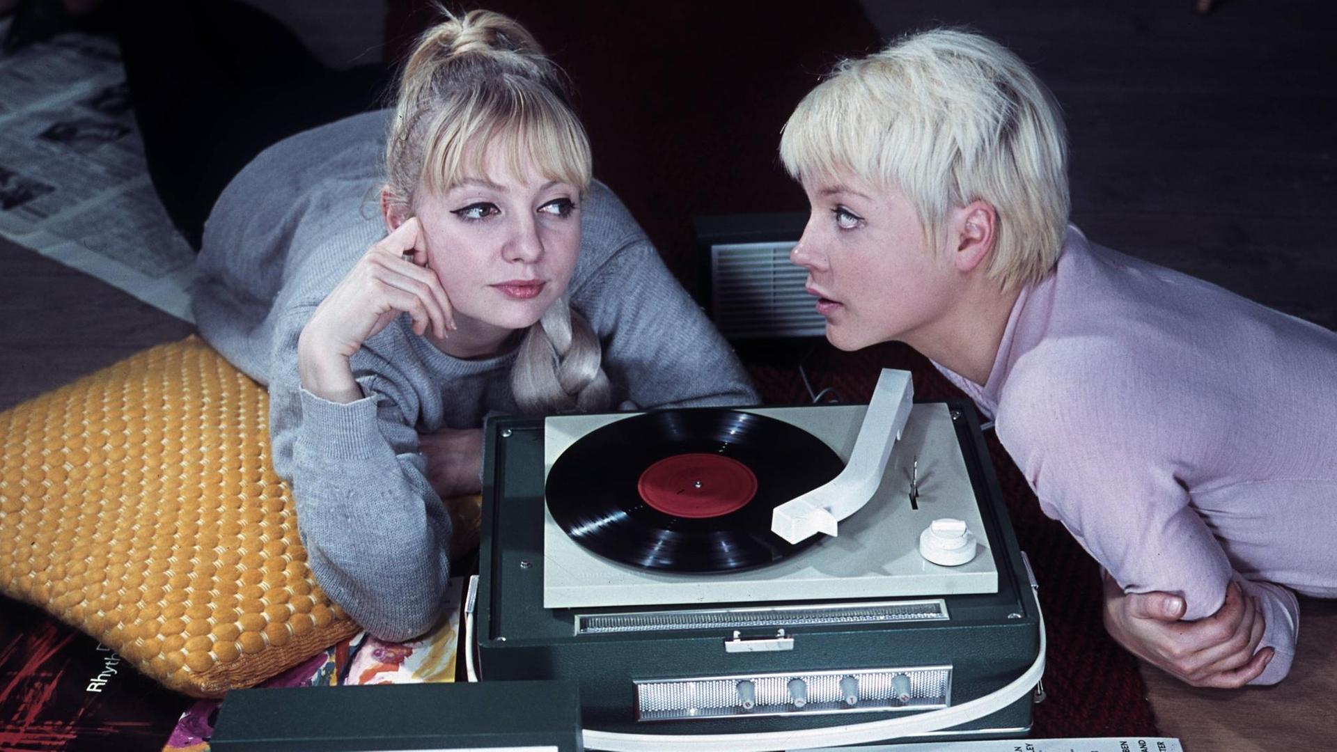 31.10.1984, Berlin, DDR - Werbeaufnahme fuer den Kofferplattenspieler Ziphona P 1229 des VEB RFT Phonotechnik Zittau. 31.10.1984, Berlin, DDR - Werbeaufnahme fuer den Kofferplattenspieler Ziphona P 1229 des VEB RFT Phonotechnik Zittau.